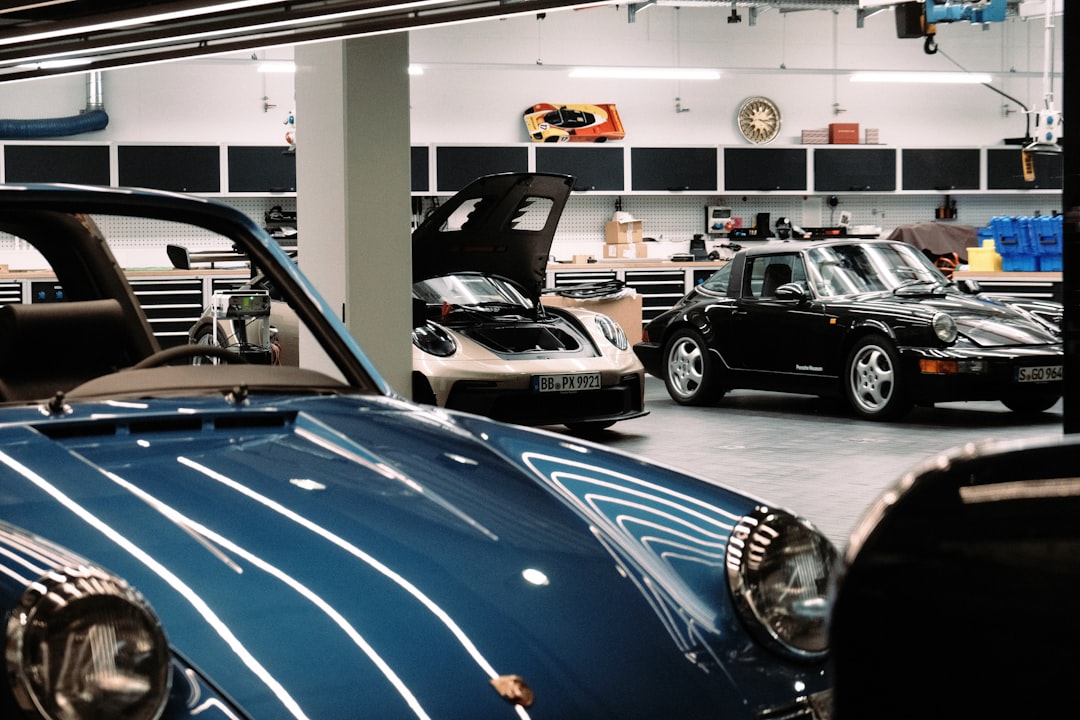 Auto in een moderne showroom tijdens een verkoopbeoordeling